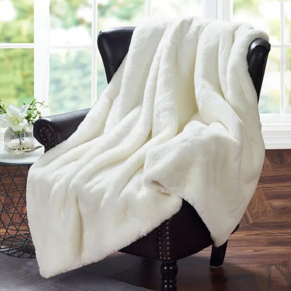 West Elm Chinchilla Fur Throw 🐇🐑🦙🐇🐏🤍🐻‍❄️🐩🦢🕊️